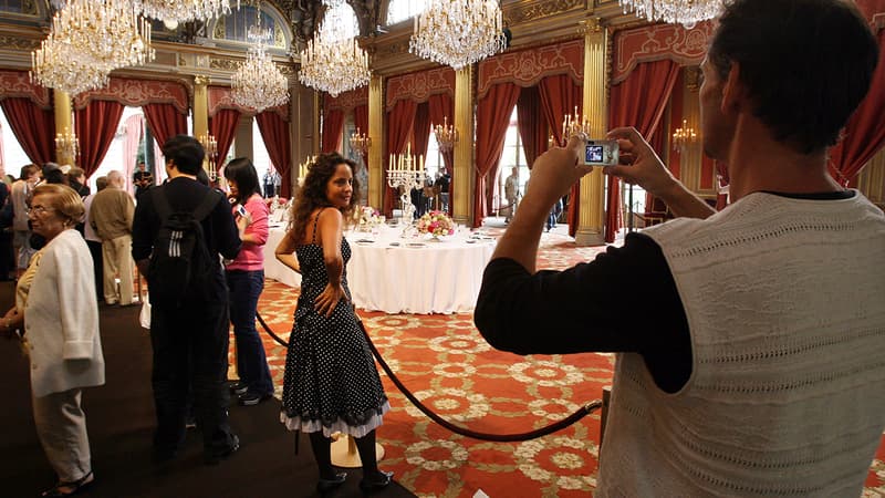 Des visiteurs dans la salle de réception de l'Elysée, à l'occasion des Journées du patrimoine.