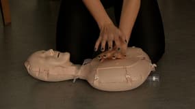 Une personne effectue un massage cardiaque sur un mannequin. (Photo d'illustration)