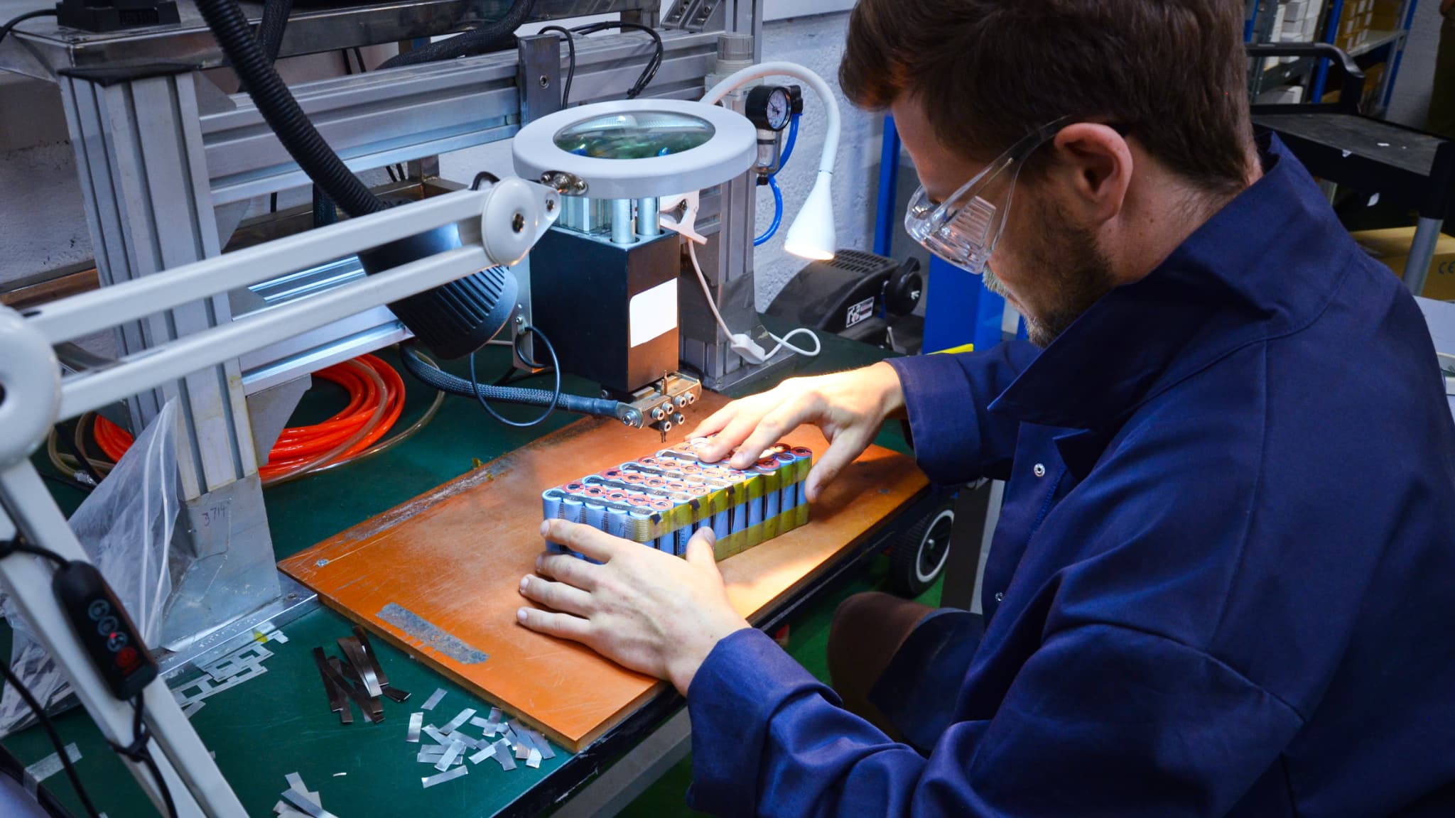 Doctibike répare les batteries, les recycle et vend des modèles compatibles avec 700 marques de deux roues électriques.