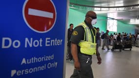 Les contrôles de sécurité contre Ebola dans les aéroports ont été renforcés dans plusieurs pays, dont les Etats-Unis.