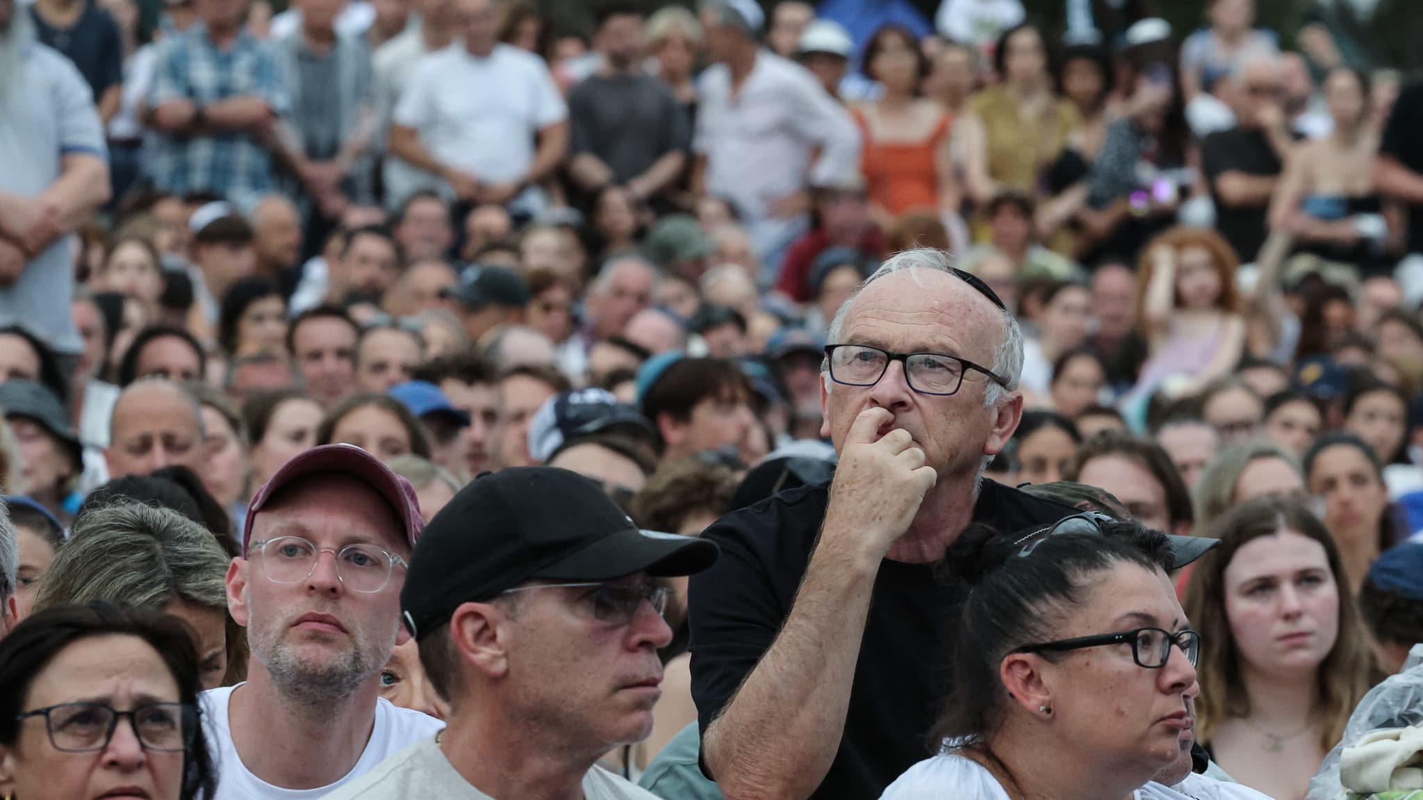 Des personnes à la cérémonie commémorative organisée en hommage aux victimes d'une fusillade à Bondi Beach, à Sydney, le 21 décembre 2025.