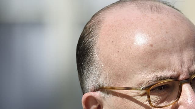 Le ministre de l'Intérieur, Bernard Cazeneuve, refuse que les maires aient accès aux noms des individus fichés S dans leur commune.