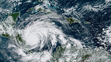Cette image satellite RAMMB / NOAA montre la tempête tropicale Iota le 16 novembre 2020 à 14h40 UTC à l'approche de l'Amérique centrale.