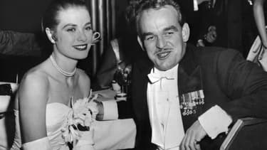 Grace de Monaco, en Dior, et le Prince Rainier III le 1er juin 1956 lors d'un bal au Waldorf-Astoria à New York.