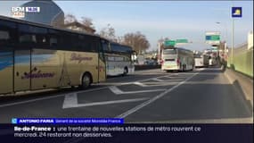 Les autocariste manifestent à Paris pour réclamer de l'aide à l'État