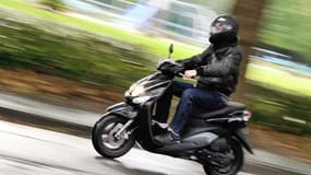 Un homme conduit un scooter (image d'illustration)