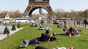 Une vaste opération de police a été menée autour de la Tour Eiffel contre un réseau de vendeurs à la sauvette de reproductions miniatures du monument emblématique de Paris. Trente-neuf personnes ont été placées en garde à vue en milieu de semaine dernière