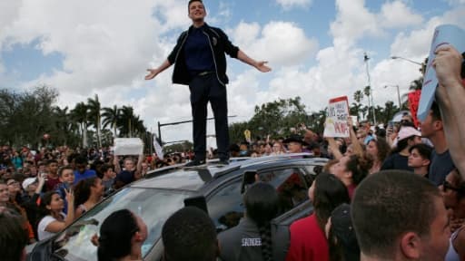 Un élève s'adresse à ses camarades lors d'une manifestation le 21 février 2018 au lycée Marjorie Stoneman Douglas en Floride Un élève s'adresse à ses camarades lors d'une manifestation le 21 février 2018 au lycée Marjorie Stoneman Douglas en Floride