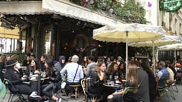 Des clients de restaurants sur des terrasses extérieures, à Paris, le 19 mai 2021.