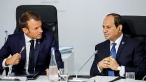 Le président Emmanuel Macron s'entretient avec le président egyptien Abdel Fattah al-Sissi, lors d'une conférence internationale à Biarritz, le 25 août 2019