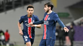 Désiré Doué et Khvicha Kvaratskhelia lors d'un match du PSG au Parc des Princes, le 15 février 2025