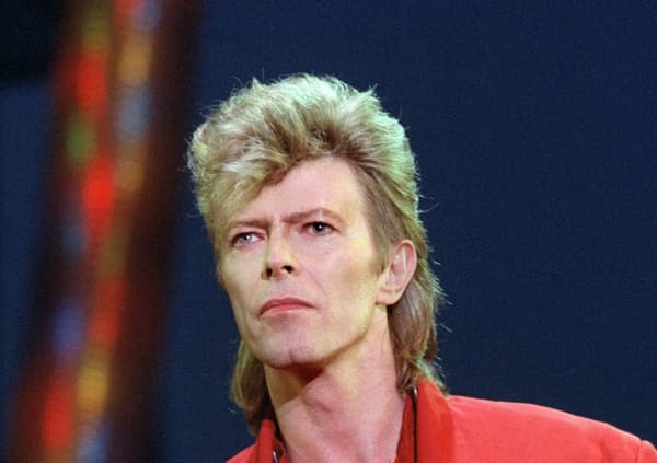 Le chanteur britannique David Bowie et sa coupe mulet en juillet 1987 à La Courneuve, près de Paris