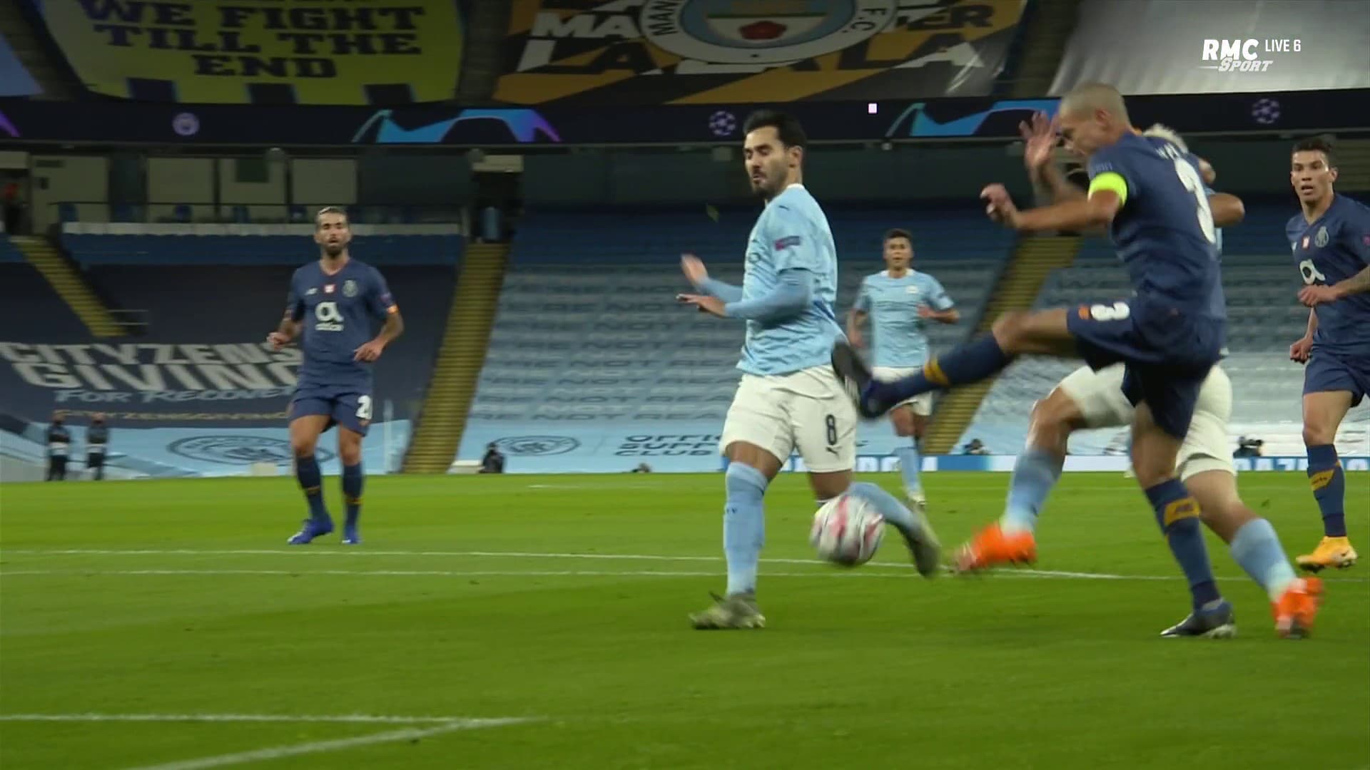 Pepe au duel avec Agüero