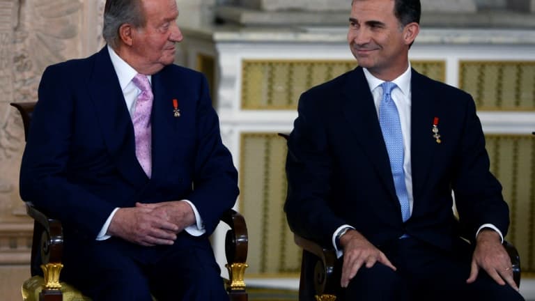 Le roi Juan Carlos et son fils Felipe le 18 juin 2014 à Madrid lors de la décision d'abdication du roi au profit de son fils