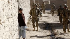 Soldats américains en Afghanistan. Les Etats-Unis semblent avoir pris Kaboul de court en exprimant l'intention de cesser toutes les opérations de combat en Afghanistan dès 2013, un an avant le retrait de leur contingent. /Photo prise le 30 novembre 2011/R