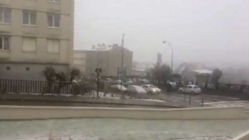 Il neige en région parisienne. 