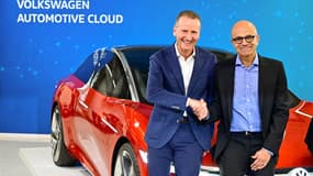 Le directeur général de Microsoft Satya Narayana Nadella et le patron du constructeur allemand Volkswagen Herbert Diess en 2019 à Berlin devant le concept I.D Vizzion.