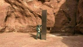 Image vidéo diffusée le 24 novembre 2020 par le département de sécurité publique de l'Utah montrant un mystérieux monolithe découvert le 18 novembre 2020 dans un désert de cet Etat de l'ouest américain