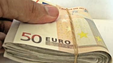 Le donateur américain va dissimuler 2.000 euros en petites coupures à Paris.