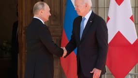 Le président américain Joe Biden et son homologue russe Vladimir Poutine se serrent la main au début de leur sommet, le 16 juin 2021 à Genève (photo d'illustration)