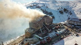 Un incendie au quatrième étage de l'hôtel de 11 étages de la station de ski de Kartalkaya à Bolu en Turquie le 21 janvier 2025. 