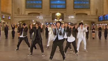 Les groupe BTS dans la gare de Grand Central