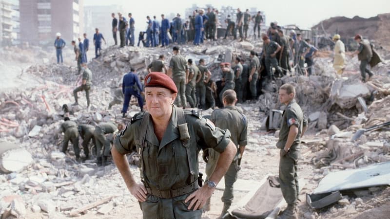 Le général François Cann, commandant du contingent français de la force multinationale au Liban, devant des sauveteurs cherchant des survivants à l'attentat du Drakkar, le 25 octobre 1983.