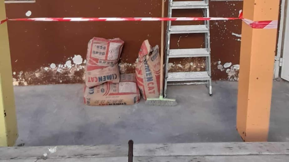 Selon les parents d'élèves, des rubalises ont été posées par le personnel encadrant pour sécuriser la cour de récréation de l'école Boisson. 