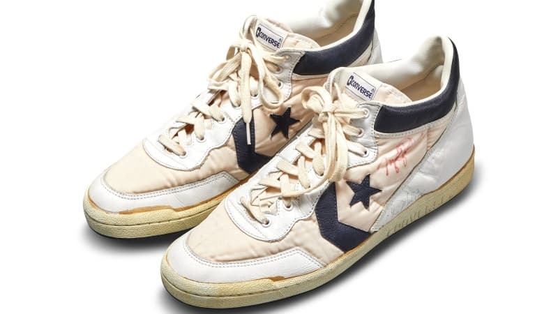 Cette paire de Converse a été portée par Michael Jordan lors des qualifications pour les JO de Los Angeles en 1984. Les baskets n'ont pas trouvé preneur à la vente aux enchères.