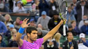 Carlos Alcaraz célébrant sa victoire en demi-finale contre l'Italien Jannik Sinner, le 16 mars 2024, à Indian Wells