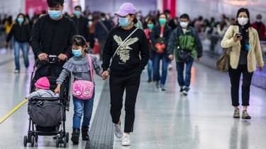 À Hong-Kong, les habitants portent des masques sanitaires en prévention du coronavirus. (Photo d'illustration) - DALE DE LA REY / AFP