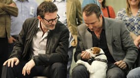 Michel Hazanavicius (à gauche) et Jean Dujardin, réalisateur et acteur vedette de "The Artist", avec le chien Uggie, autre "star" du film au succès critique mondial. Ce Jack Russell ne pourra être présent aux Oscars mais a été consolé lundi par le "Collie