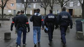 Nicolas Sarkozy a déclaré en conseil des ministres sa volonté de mener une "guerre à la criminalité" après les violences urbaines de Grenoble et le saccage de Saint-Aignan, dans le Loir-et-Cher, le week-end dernier. Le Parti socialiste et le MoDem dénonce