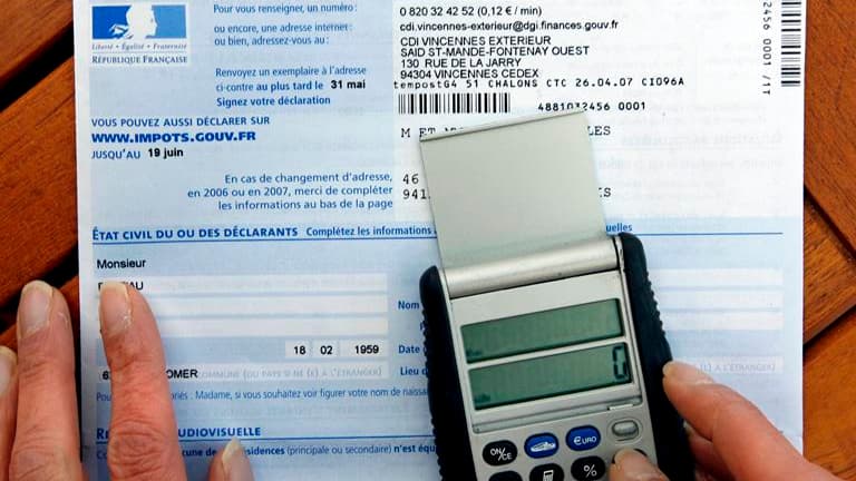 Le gouvernement a vivement critiqué mardi la proposition de François Hollande de taxer à 75% les revenus annuels supérieurs à un million d'euros, lui préférant la transparence des haut revenus. /Photo d'archives/REUTERS