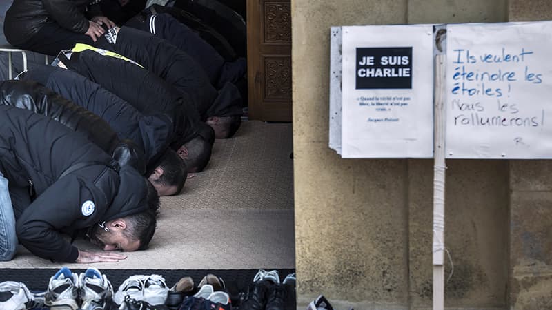 Des musulmans prient à la Grande mosquée de Saint-Étienne, à l'occasion de la grande prière du vendredi, où un panneau "Je suis Charlie" a été installé en hommage aux victimes de l'attentat.