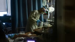 Un médecin s'occupe d'un patient de 34 ans, non-vacciné et atteint du Covid-19, dans l'unité de soins intensifs de l'hôpital de Tarzana, en Californie, le 2 septembre 2021