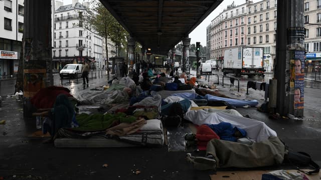Des migrants de Calais se sont repliés sur des camps à Paris.