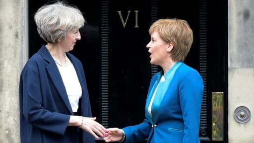 La Première ministre britannique Theresa May accueillie par la cheffe du gouvernement écossais, Nicola Sturgeon, lors de leurs entretiens à Edimbourg, le 15 juillet 2016