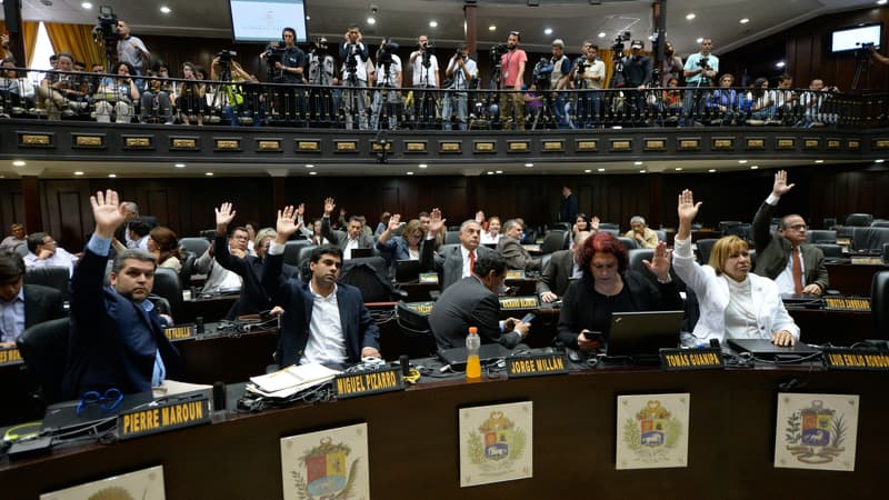 Des députés de l'opposition lors d'une session de l'Assemblée à Caracas, le 15 août 2017. 
