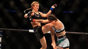 Manon Fiorot (de face) lors de son combat face à Jennifer Maia en mars 2022