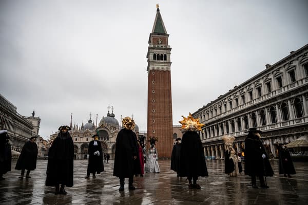 Des artisans se rassemblent place Saint-Marc à Venise pour le carnaval, le 7 février 2021