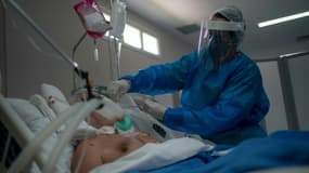 Une soignante s'occupe d'un patient atteint du coronavirus, le 5 juin 2020 à Rio de Janeiro, au Brésil