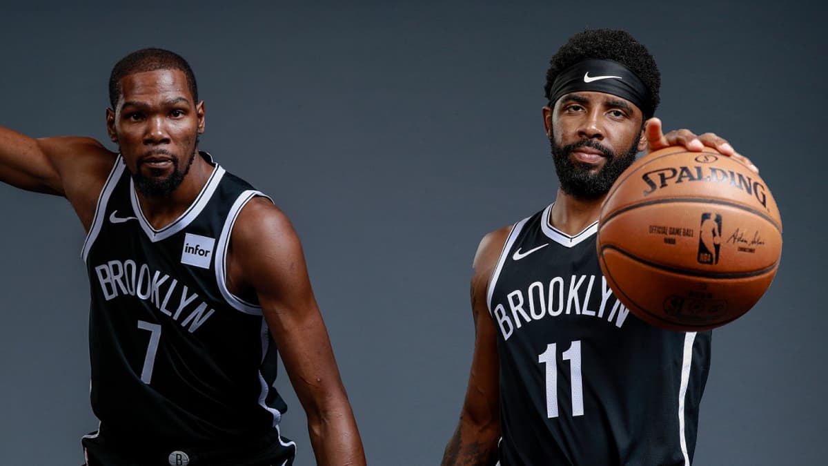 Kevin Durant (à gauche) et Kyrie Irving, un duo qu'on ne verra pas tout de suite à l'oeuvre chez les Brooklyn Nets Kevin Durant (à gauche) et Kyrie Irving, un duo qu'on ne verra pas tout de suite à l'oeuvre chez les Brooklyn Nets