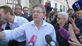 Jean-Luc Mélenchon arrive à l'Assemblée et exige de l'ordre chez les journalistes