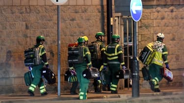Des membres du personnel médical près de l'Arena de Manchester.