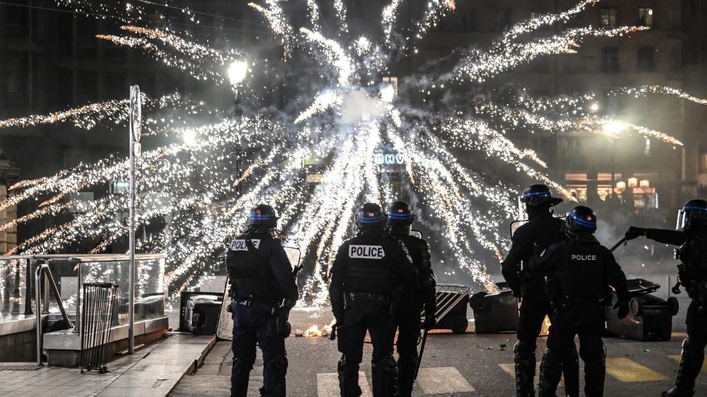 Émeutes : comment les autorités tentent de contrôler la vente de mortiers  avant le 14 juillet - Le Parisien