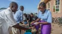 Paroissiens se lavant les mains pour lutter contre le Covid-19, le 22 mars 2020 à Lilongwe, au Malawi

