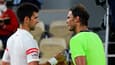 Franche poignée de mains entre Djokovic et Nadal à Roland-Garros, le 11 juin 2021
