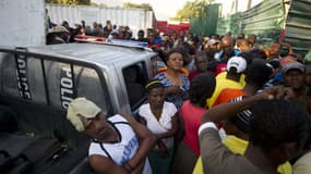 Les familles des victimes attendent devant les hôpitaux de Port-au-Prince pour avoir des nouvelles des blessés.