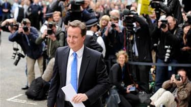 David Cameron, chef de file des conservateurs britanniques, a annoncé vendredi qu'il allait entamer des discussions avec les libéraux démocrates pour étudier la possibilité de conclure une alliance gouvernementale. /Photo prise le 7 mai 2010/REUTERS/Paul